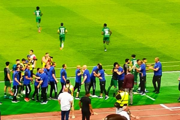 لاعبو الاتحاد وجهازهم الفنى يعانقون العميد وجهازه المعاون